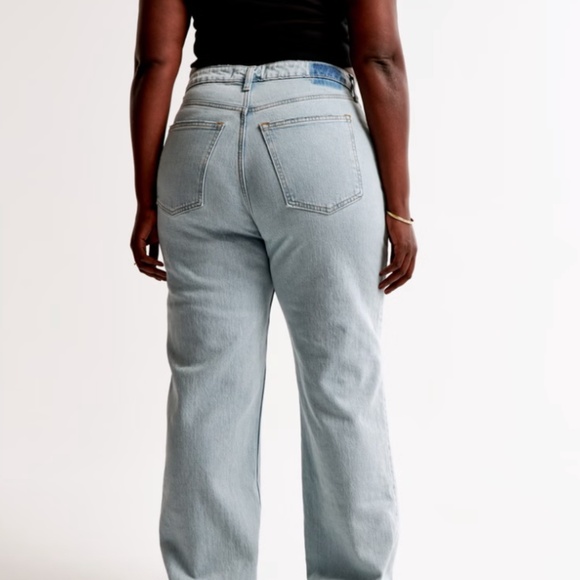 Abercrombie Curve Love High Rise 90s Relaxed Jean | Light - Size 29R (8 Reg) - Picture 1 of 9